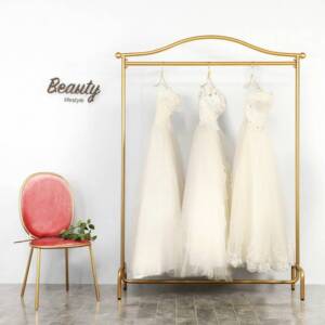 حامل ملابس بطابع عتيق