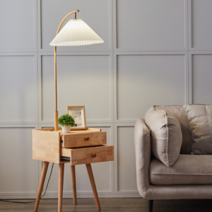 طاولة جانبية مع مصباح