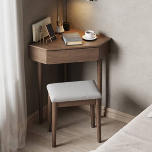 طاولة خشبية على شكل مثلث