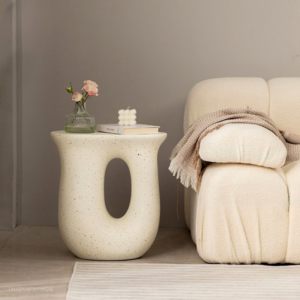 طاولة جانبية بتصميم فرنسي