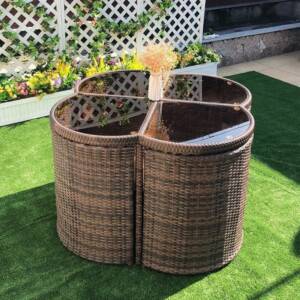 طاولة خارجية مستديرة مع اربع كراسي متداخلة